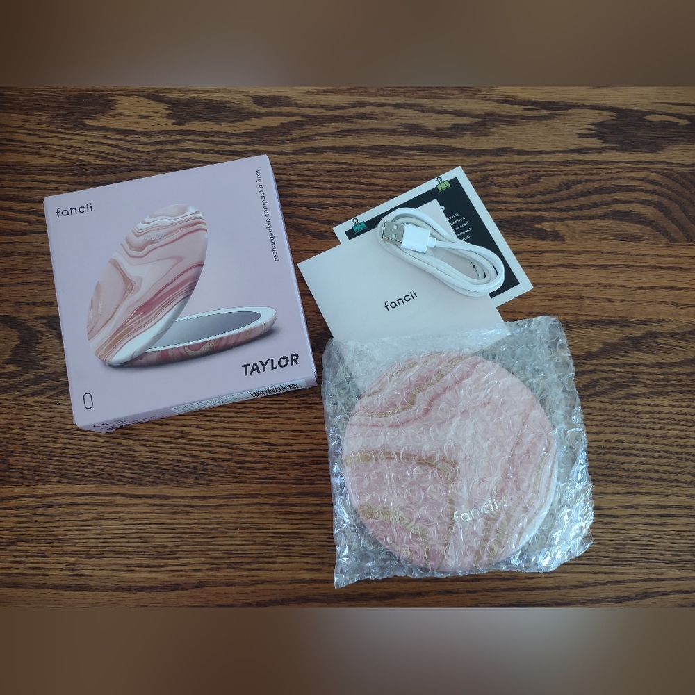 Fancii Lumi Luxe Compact Lighted Mirror - Picture 6 of 6